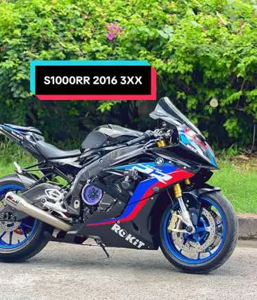 - Nhà sản xuất: BMW - Tên mẫu xe   : S1000RR - Cách thức vận hành động cơ: 4 stroke - Dung tích      : 999 cc - Năm sản xuất: 2016 - Hiệu quả nhiên liệu theo danh mục: 17.5 km/L - Dung tích bình chứa nhiên liệu: 17.5L lít - Hệ cấp nhiên liệu: Injection - Loại động cơ: Water-cooled/4-stroke/DOHC/4 Valve/Parallel 4-cylinder - Công suất cực đại (ps): 199PS/13,500rpm - Trọng lượng xe không tải: 204 kg - Dài・Cao・Rộng: 1 x 826 x 2050 - Chiều cao ghế ngồi: 815 mm - Thông số lốp/vỏ trước: 120/70 ZR 17 - Thông số lốp/vỏ sau: 190/55 #bmw #bmwmotorsport #bmwlife #moto #ninomotor #ninospost #motopkl #motorbike 