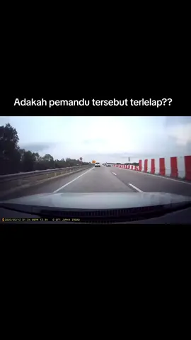JOHOR 12/05/2025. Rakaman kamera papan pemuka sebuah kereta dipandu memasuki laluan bertentangan di Desaru, Johor Bahru. Sumber ➡️ Media sosial  #infosemasa 