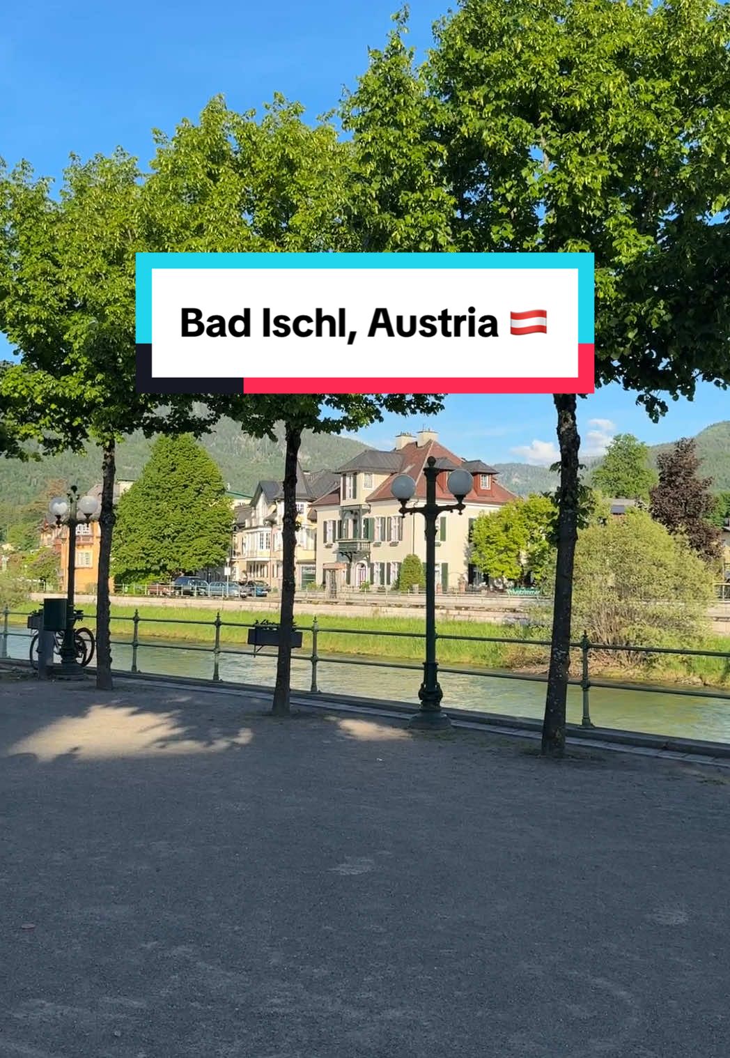Menjelajahi keindahan kota Bad Ischl, Austria 🇦🇹. Kota ini terkenal sebagai tempat peristirahatan Kaisar Franz Joseph I dimusim panas dan memiliki suasana klasik yang tenang, dikelilingi pegunungan Alpen yang indah. Lokasinya juga strategis dekat dengan Hallstatt dan Salzburg. 