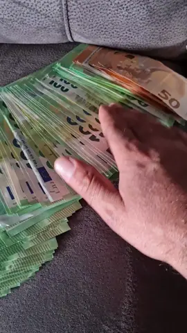 PARA GÖSTERMEYE HASRET DEGILIM lakin  ALMANYADA TUVALET TEMIZLIYOLAR DIYENLERE UFAK INCEDEN BIR GÖNDERME TUVALET TEMIZLEMEK AYIP BIRSEY DEGIL VESSELAM #merdo_agaa 