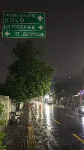 Jogjakarain #yogyakarta #fyp #hujanvibes #vibesjogja #gondokusuman #fypシ゚ #jogjaistimewa #daerahistimewayogyakarta #uinyogyakarta #ugm #fy #klebus #klebusguyonwaton #guyonwaton #lagujawa 