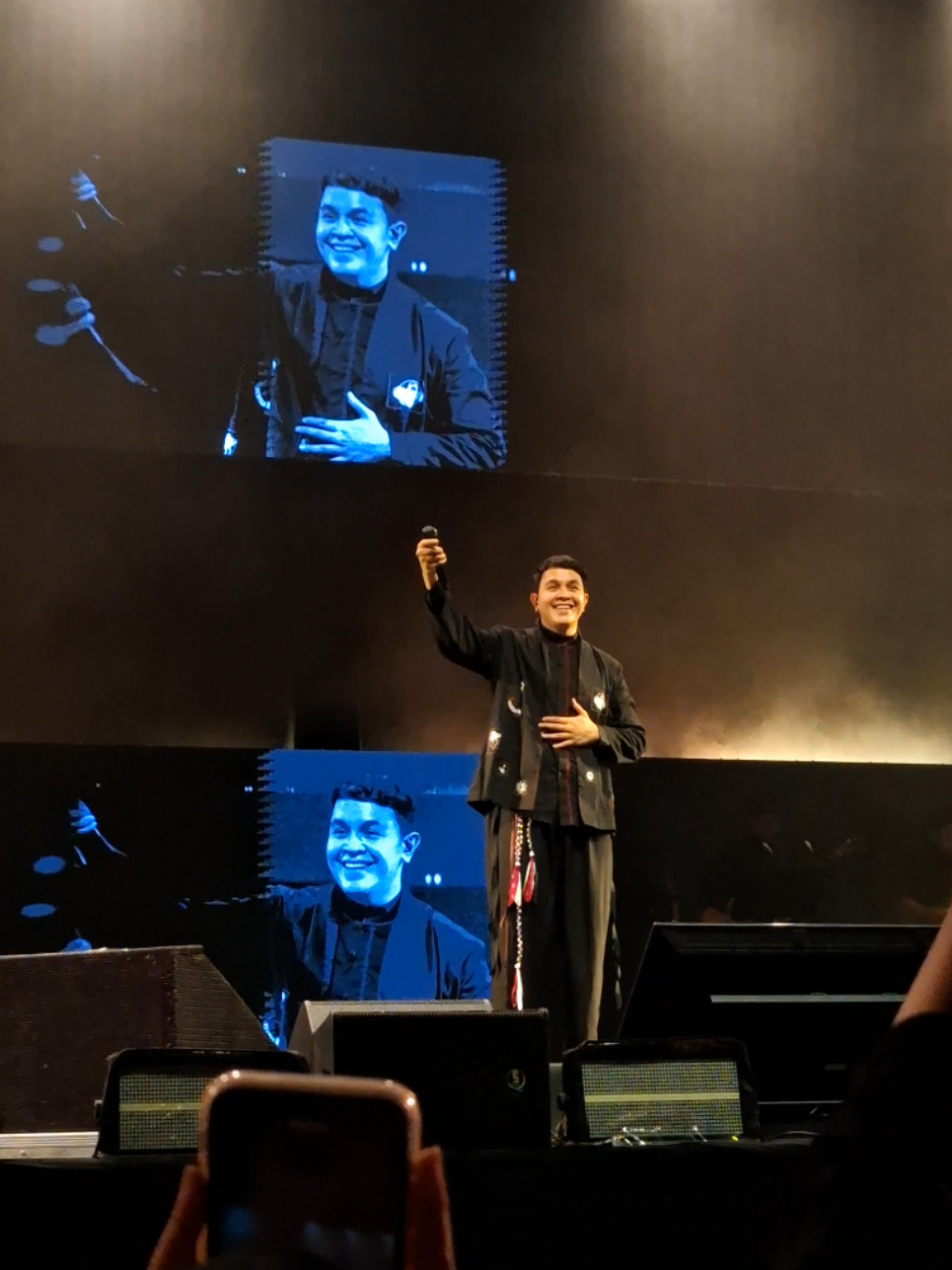 kira-kira beliau sadar nggak ya, tiap bawain lagu ini udah buat banyak orang rela antri buat jatuh suka juga sama dia? aku mau jadi antrian nomor pertama 🥹 #tulus #tursamasama #surabaya 