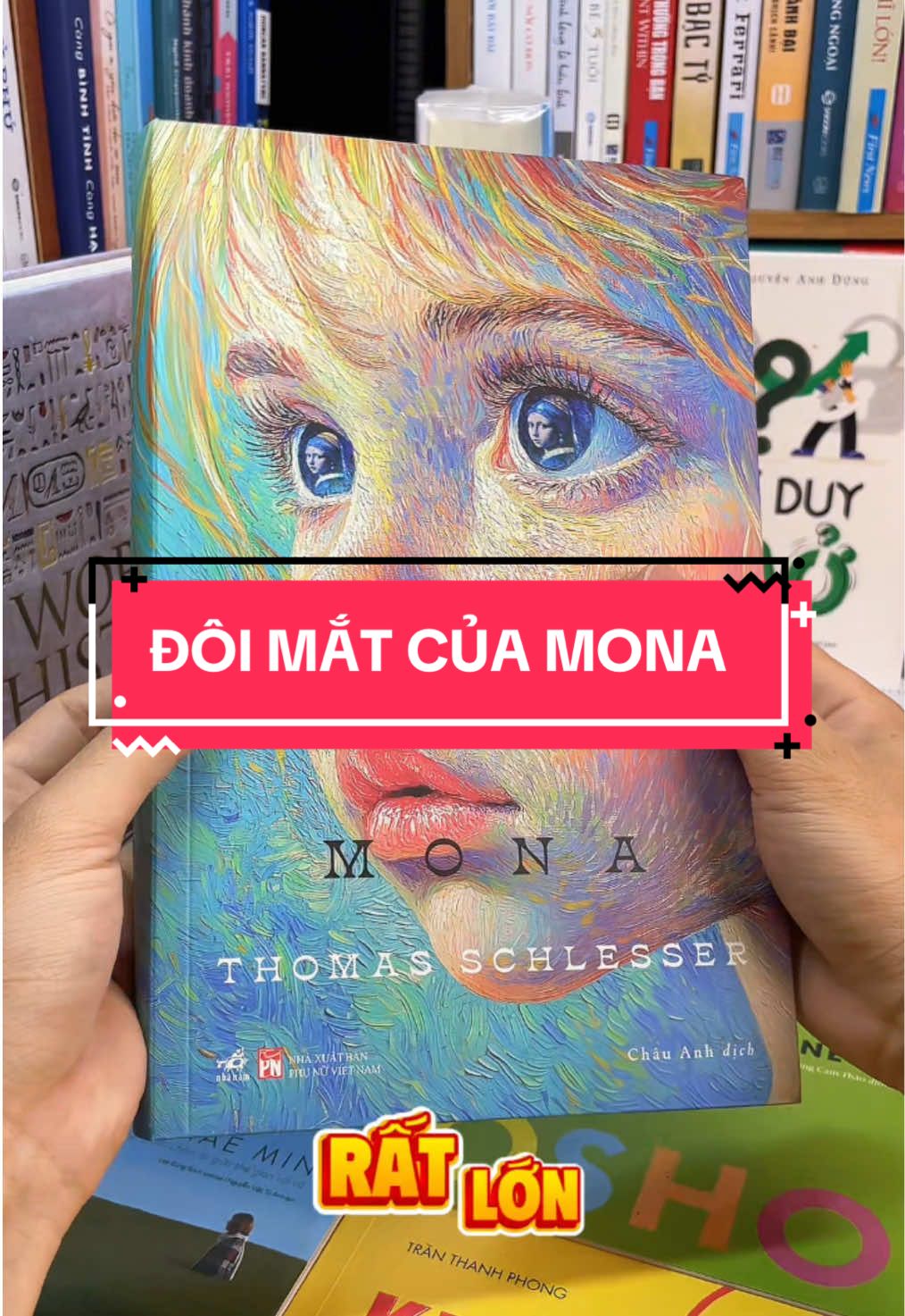 “Đôi Mắt Của Mona” – 52 bức tranh, 52 bài học để học cách nhìn bằng trái tim. Một cô bé 10 tuổi đang mất dần ánh sáng đôi mắt. Ông nội – một giáo sư nghệ thuật – quyết định dành tặng cháu hành trình cuối cùng: 52 tuần, 52 kiệt tác hội họa, như 52 cánh cửa mở ra thế giới. Mỗi bức tranh không chỉ là nghệ thuật – mà là câu chuyện thấm đẫm yêu thương, niềm tin, nỗi đau và hy vọng. Là bài học về cách cảm nhận cuộc sống, vượt qua mất mát, và gìn giữ vẻ đẹp trong tâm hồn – ngay cả khi đôi mắt không còn thấy ánh sáng. “Đôi Mắt Của Mona” không phải chỉ để đọc, mà để cảm. Để mỗi trang sách là một vết chạm dịu dàng vào trái tim. Nếu bạn đang cần một cuốn sách nhẹ nhàng, sâu sắc, và có thể chữa lành bạn bằng cái đẹp – thì đây chính là món quà bạn nên tự tặng mình. Mở sách ra – để thấy cuộc đời bằng đôi mắt không bao giờ tắt của trái tim. #tiemsachbinhyen #BookTok #sachhay #sách #reading #doimatcuamona 