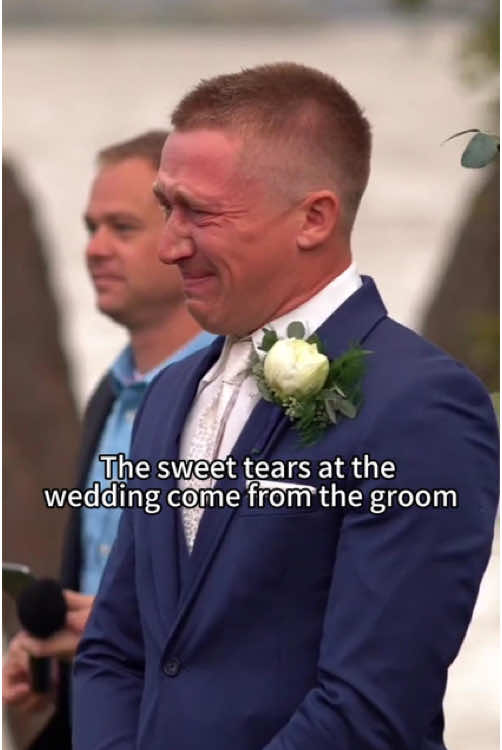 The sweet tears at the wedding come from the groom#funny #cry #cute #sweet #wedding #groom #family #lucky #Love 