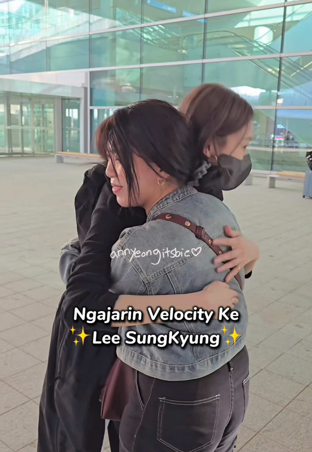 Duh eonnikuu @heybiblee 😭😭😭 Gak bisa jelasin perasaanku kek gimana... Aku enggak tau lagi 😭😭 Udah suka sama mba SungKyung itu dari entah kapan sangking lamanya sampe uda ga inget 😭😭🩷🩷 All of my friends in real life pasti tau, klo ditanya paling suka aktris siapa, aku pasti jawabnya mba bible 🥹🩷🥹🩷🥹🩷🥹🩷 Aku berasa one of my wildest dreams kenyataan, can't believe aku dipeluk sama my idol 🥹🥹🥹🥹🥹🥹🥹🥹🥹🥹🥹 Mimpi apa ya aku semalem 😭😭😭 Dateng tanpa ekspektasi, pulang dengan hati yang penuh 🩷🩷🩷 God knows I'm so grateful 😭😭 Malah karena mbanya maju mundurin polaroid, aku jadi keinget trend velocity 😭😭 TERUS BINGUNG PULA GIMANA JELASINNYA DENGAN BAKOR SEDERHANA INI 😭😭😭😭😭😭😭😭 Yauda lah ya 😭😭maap uda buat kamu bingung eonniku sayang 😭🩷😭🩷🩷🩷 Uda lama banget enggak ketemu, akhirnya timingnya pas banget bisa ketemu, fansnya yg dtng ga banyak jadi bisa ketemu lama, ada kali 40 menit dari awal ketemu 🥹🥹🥹🥹 Thank you so so so so so so much, I am so grateful to have you as my favorite actress 🩷🥹🩷🥹🩷🩷🩷 @heybiblee #leesungkyung #이성경 #drromantic3 #drromantic2  #callitlove #shootingstar #abouttime #weightliftingfairykimbokjoo #doctors2016 #cheeseinthetrap #itsokayitslove #kdramas #drakor  #kdramaedit #kactor #fyp #kdramalover #kdramafyp #kactress 