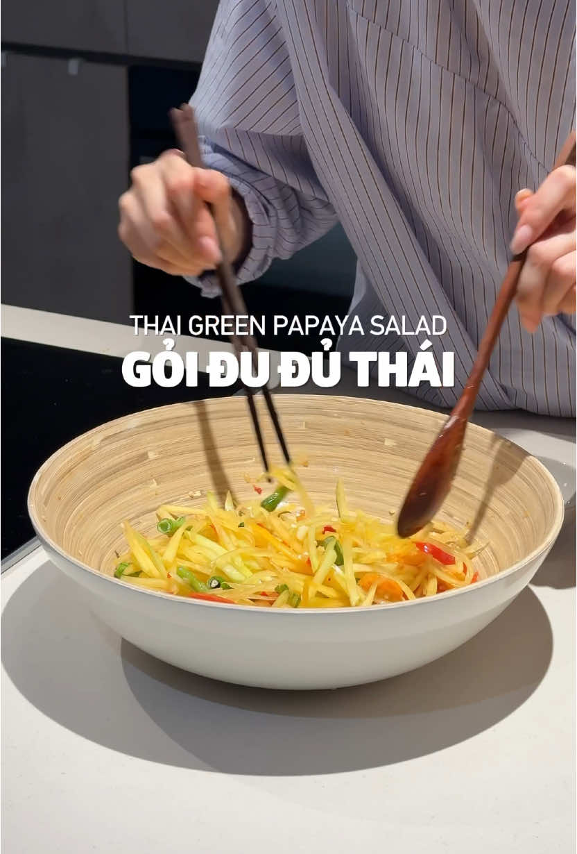 GỎI ĐU ĐỦ THÁI / THAI GREEN PAPAYA SALAD Công thức NGUYÊN LIỆU / INGREDIENTS đu đủ xanh / green papaya đậu đũa / yard-long beans cà chua / tomatoes tôm / shrimp tỏi / garlic ớt trái / chili đường / sugar nước mắm / fish sauce chanh / lime