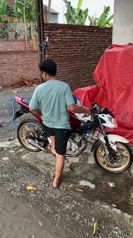 Terkadang suara mesin bisa mewakilkan suara hati🙂 #galaubrutal #sadvibes🥀 #vixion_modifikasi #vixionroadrace #vixion200cc #fyp #fypシ 