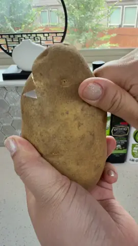 Did your grandma teach you to peel potatoes like this too?  #chefstyle #asmr #asmrvideo #asmrpeeling #asmrvideo 