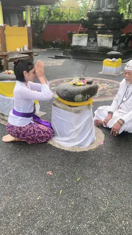 Tangan bersentuhan dengan sempurna,Semua atas kehendak Ida Sang Hyang Widhi, tapi gatau kenapa tiba tiba nangis🥺 