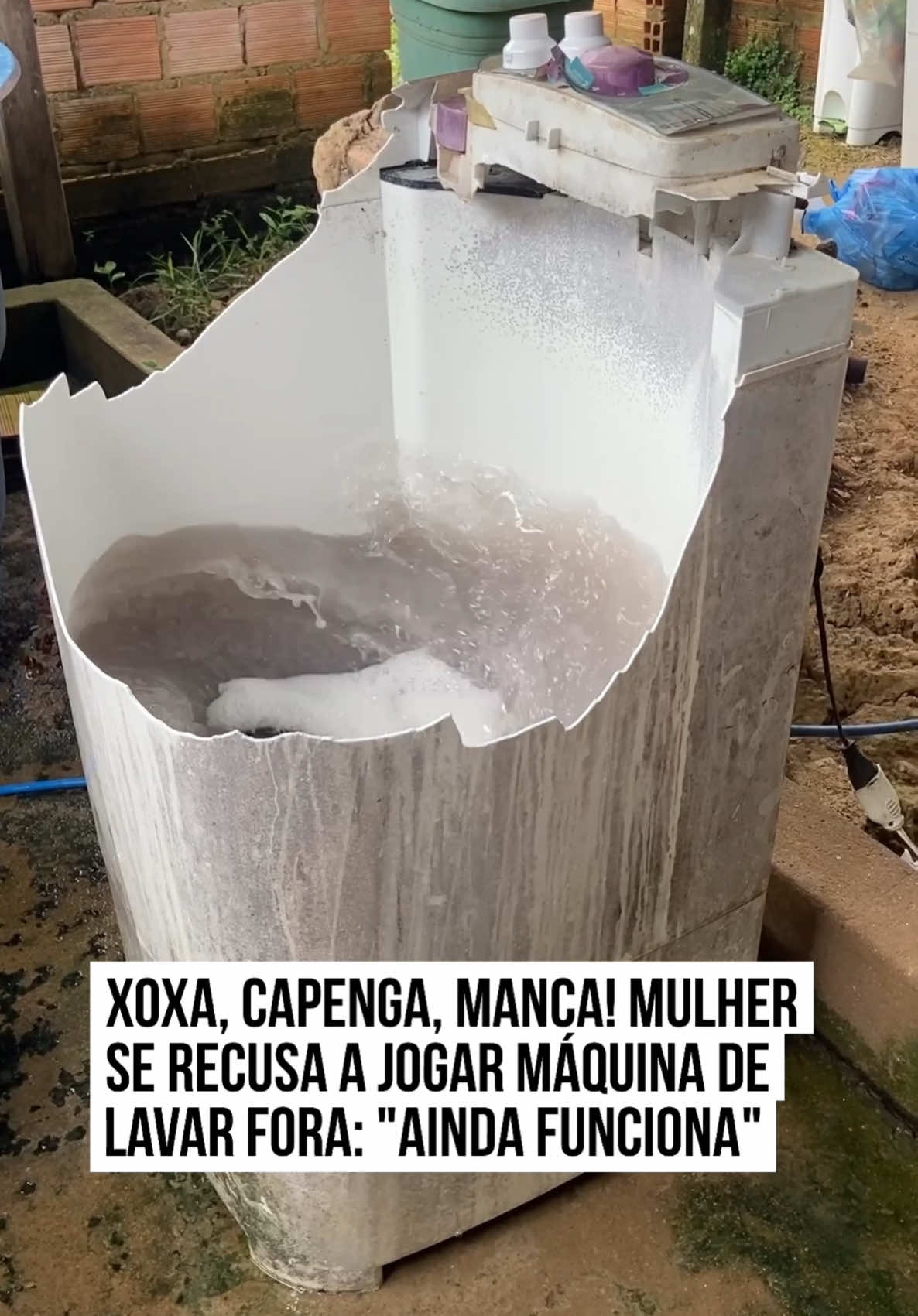 😅🤣 Se funciona, não precisa comprar uma nova! A jovem Amanda Caitano compartilhou um vídeo divertido mostrando a máquina de lavar antiga na casa de sua mãe. No registro, é possível notar que o eletrodoméstico aparece aos pedaços, com uma metade quebrada e sem a parte da frente. O mais incrível de tudo isso? A máquina de lavar aparece funcionando “perfeitamente”. Na legenda da publicação, Amanda brincou: “Minha mãe se recusando a abandonar a máquina de lavar centenária dela”. O registro viralizou nas redes sociais e os internautas não perderam tempo para brincar com a situação: “Tem mais força de vontade do que eu”, disse um usuário. Outro perfil comentou: “A máquina feita com pedaços dos impérios mesopotâmicos”. ➡️ Leia mais no metropoles.com 📹 @amndacaitano | @myhoodbr