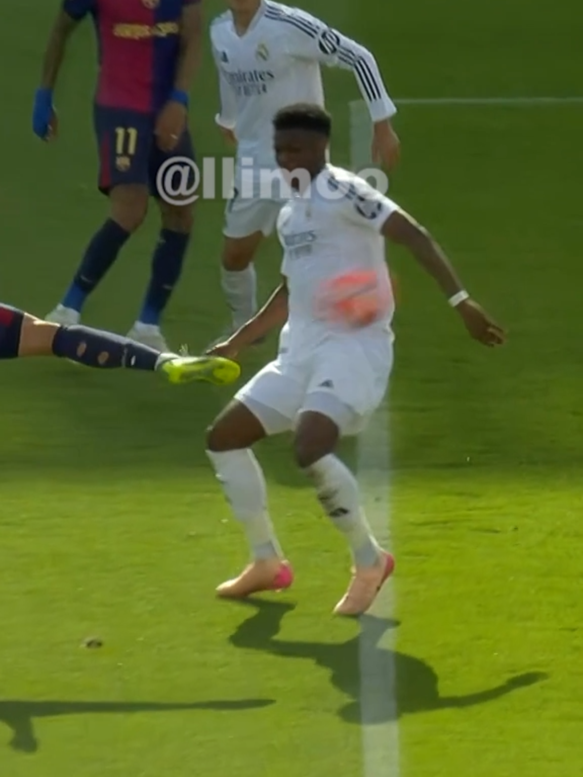🚨 ¡Carteristas! ¡Cuidado! Pickpockets en el Clásico Barça 4 - Real Madrid 3, be careful!  📸 Jugada del remate de Ferran Torres y la mano de Tchouaméni en el área, para la que no había cámaras más potentes. #fyp #fyppp #fcb #fcbarcelona #barçaontiktok #footballedit #ElClasico @ferrantorres @fcbarcelona