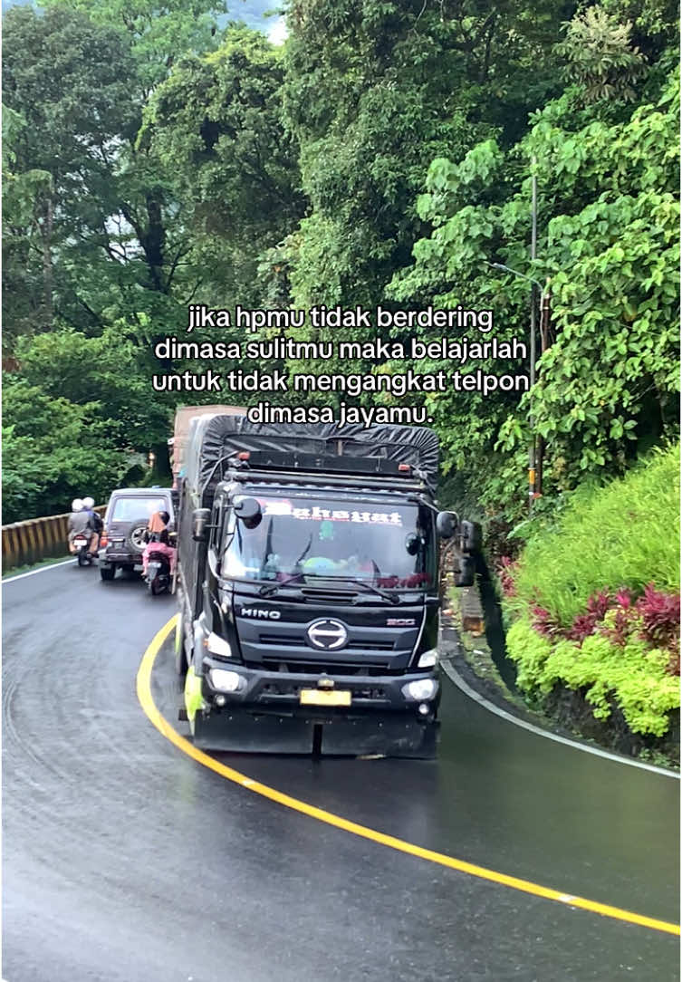 🥹 #fyp #cctvsimpanggudang #lewatberandamu #tiktokminang #trukganteng 