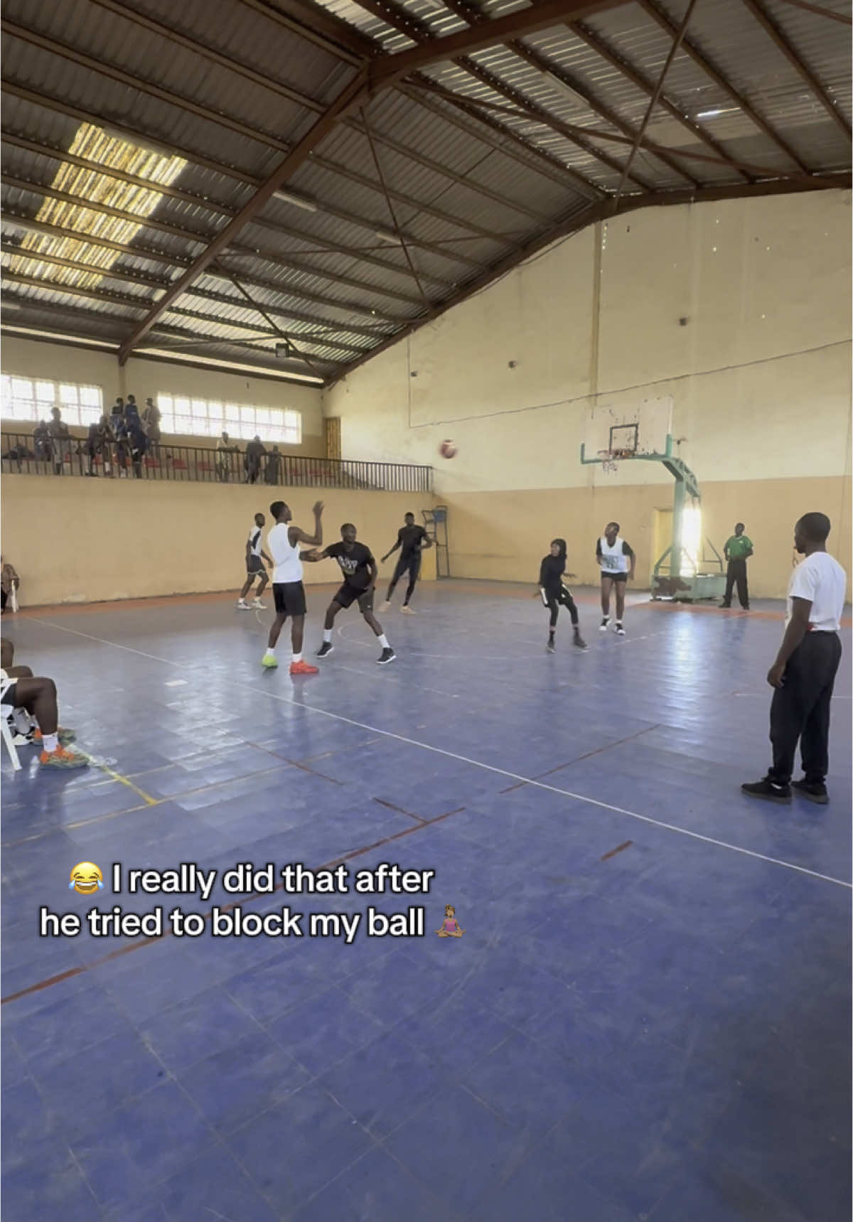 The videographer zoomed at the wrong time 😭😂🫱🏽‍🫲🏾#basketball #Sportsontiktok #shehoops #basketballgirl 