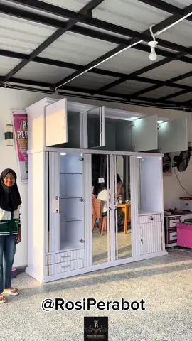 Pandangan yg selalu mengoda🫣 #lemaritingkat  #rosiperabot  #lemaripekanbaru  #furniturepekanbaru  #kamarsetpekanbaru  #setkamarpekanbaru 