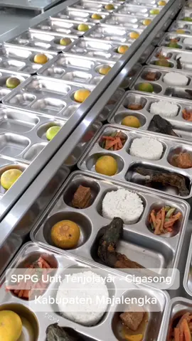 Program makan bergizi yang diusung oleh Pak Prabowo merupakan salah satu program prioritas nasional yang bertujuan untuk meningkatkan kualitas sumber daya manusia Indonesia sejak usia dini. Program ini menyediakan makanan sehat dan bergizi secara gratis bagi anak-anak di sekolah, mulai dari jenjang KB hingga tingkat SMA. Tujuannya adalah untuk mengatasi masalah stunting, kekurangan gizi, serta mendukung perkembangan fisik dan kognitif anak-anak agar mereka tumbuh menjadi generasi yang kuat, cerdas, dan siap bersaing di masa depan. Program ini juga mendorong peningkatan sektor pertanian dan peternakan lokal dengan menggunakan bahan pangan hasil produksi dalam negeri, sehingga sekaligus memperkuat ekonomi rakyat. ##bgn##mbg##sppi##sppg##giziseimbang##dapur##sehat##gizi##anakcerdas##anakberkwalitas