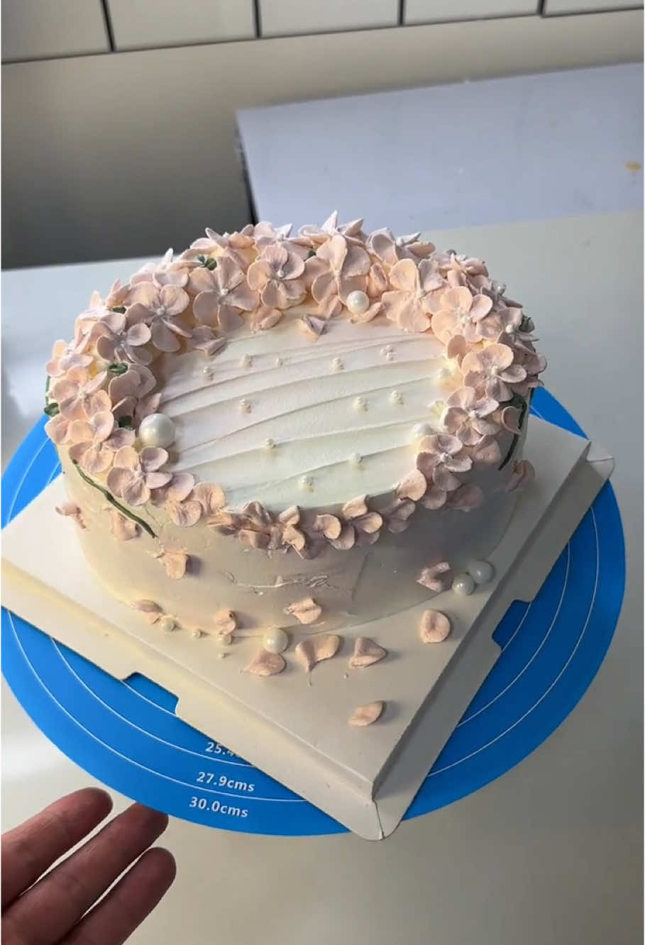 Tell me more your interested cake shapes or topics in comments #cakefrosting #fyp #cakelearning #cakedecorating #ovalcake #cakeformom 