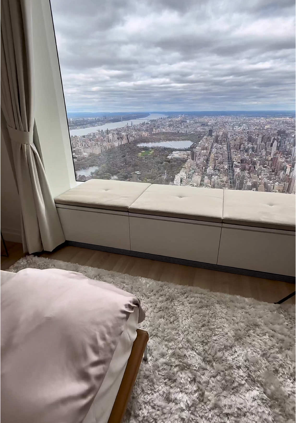 Chatting from 96 floors up #nyc #fyp #views 
