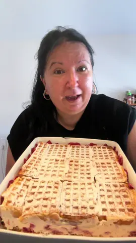 No backe Waffeln Kuchen mit Erdbeeren in 15 -20 Minuten fertig. Mega einfach und es hat allen geschmeckt ☺️☺️☺️#e_wie_einfach#waffeln#erdbeeren#kuchen#dessert#leckekecker#einfach#easy#yammy#nobake#kuchen#tiktok#gut#familienrezepte#rezepteideen#rezeptezumnachmachen#einfacherezepte#Foodie#familie  🥣 ZUTATEN: ✅ 2 Packungen Waffeln ( ich habs die von Penny gekauft ) ✅ 2 Schalen Erdbeeren  ✅ 1 Packung Mascarpone  ✅ 400 g Quark  ✅ 2-3 EL Zucker  ✅ 400 ml Schlagsahne  ✅ 2 Packung vanillezucker ✅ 2 Packung Sahne steif ✅ Puderzucker  Mein Form: 35*25 cm 🔥🔥🔥 e_wie_einfach und Melina❤️wünschen euch allen guten Appetit 😋 😍🥰🙋🏻‍♀️🙋🏻‍♀️😘❤️