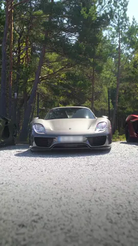 One of the cleanest 918 Spyders in Sweden — this grey beast pulled up to Cars and Ice Cream at Vindö Bilgalleri and stole the whole show. Insane hybrid tech, V8 symphony, and a look that kills. This is what peak Porsche engineering looks like. #Porsche918 #918Spyder #VindöBilgalleri #CarsAndIceCream #HypercarFlex #PorscheSweden #HybridHype #WeissachPackage #CarEvents #CarCulture #SupercarSpotting 