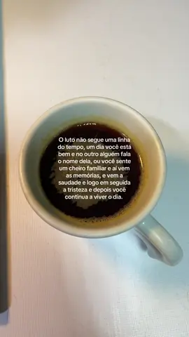 E eu odeio isso, pq você está bem vivendo a sua vida e aí alguém tem o mesmo nome dele, ou passa com o mesmo perfume dela, ou fala uma frase que aquela pessoa falava pra você, ou sente um cheiro que parece familiar ou o Google fotos te manda uma recordação com fotos suas e da pessoa. E aí tudo se desmonta por um instante e depois você continua o dia mesmo assim. 