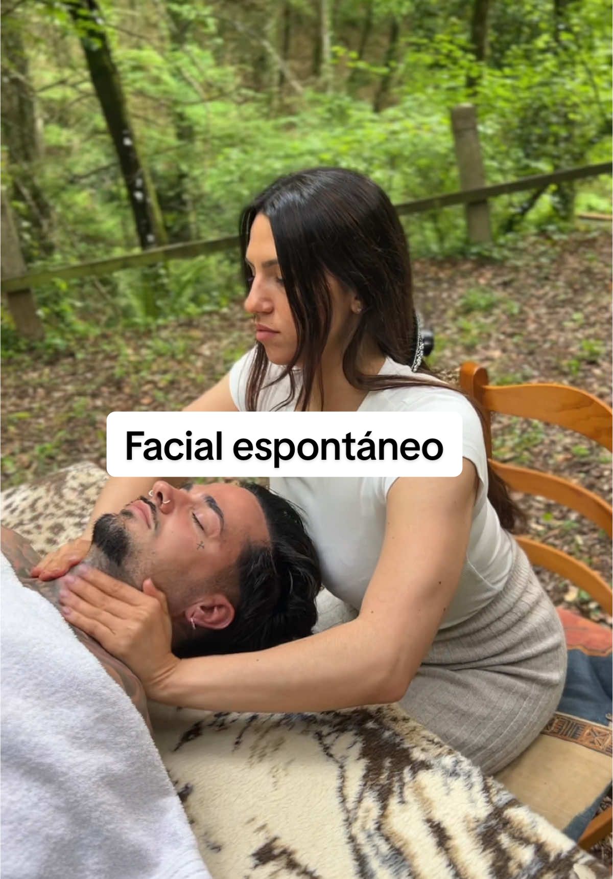 Va a sonar super fifi, pero de verdad, poder realizar un ritual #facial en plena naturaleza es muy 🔝😍 UN REGALO!  Y vaya sorpresa para muchas personas… con un hombre, porque si, realizo rituales faciales a toda persona que quiera🙌🏽 Con el hicimos un trabajo más enfocado al #relax de cervicales, hombros, occipital…quisimos que fuese algo más a al conexión cuerpo/mente/naturaleza. @Antonio_Barber7 💈