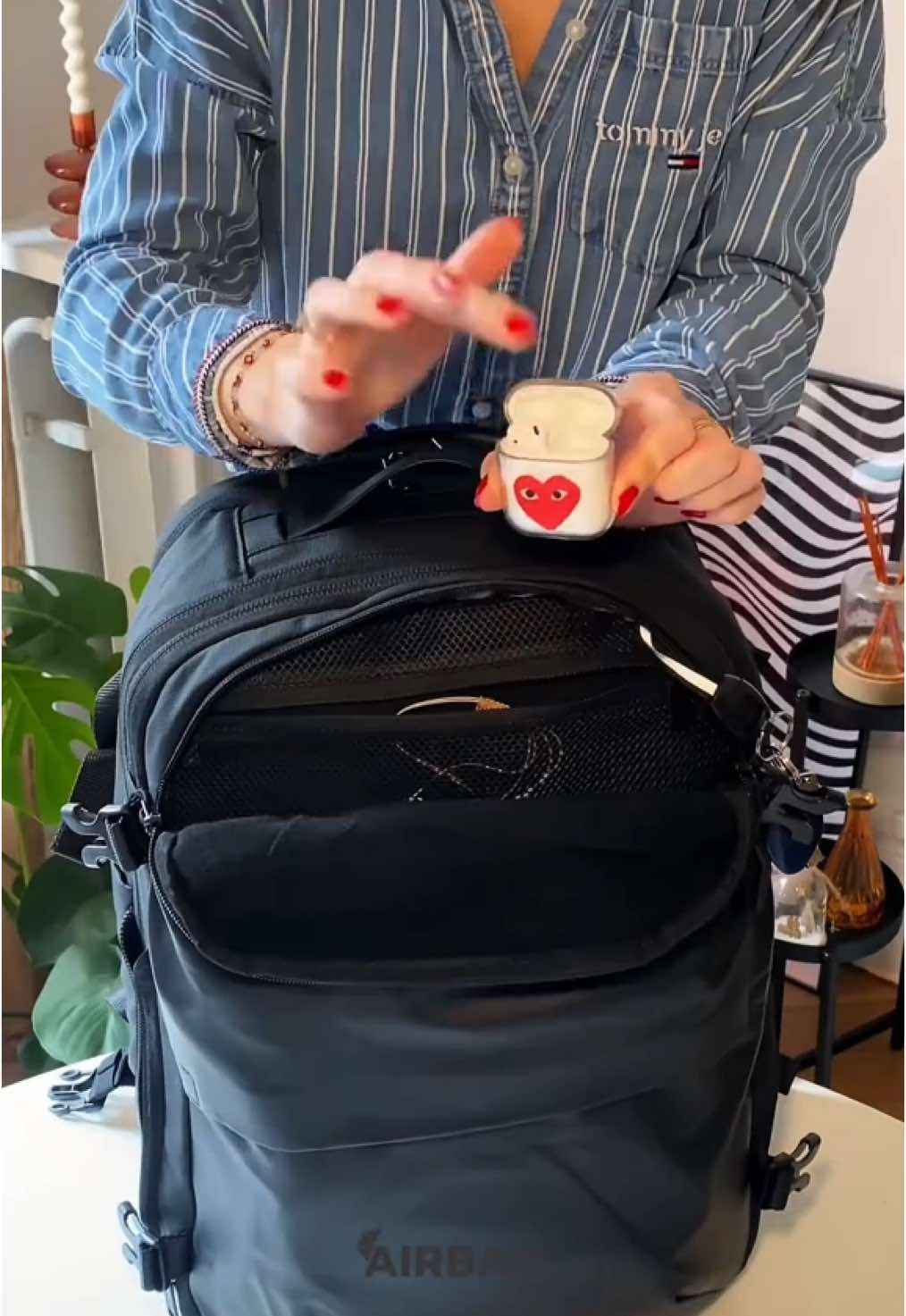 Emportez enfin tout ce dont vous avez besoin durant votre voyage sans payer le moindre frais de bagage supplémentaire grâce au sac AIRBAG🛫 🎒Le sac de voyage AIRBAG c'est : • 2 semaines d'affaires • Dimensions cabine • Respect du poids limite imposé (8-12kg) • Zéro frais de bagage garanti ! • 75% de réduction du volume de vos vêtements • De 29l à 60l grâce à la compression sous vide • Multi-compartiments intelligents • 100% waterproof