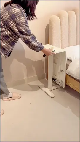 商品鏈接：https://s.shopee.tw/1VmZyxxAaF 這個15的床邊桌真是租房黨最愛吧~
 
 
 
 #沙發邊桌可移動桌子 #代替床頭櫃 #可調節書桌 #可移動桌子 #邊幾 #既是床頭櫃又是小邊幾 #可移動小邊幾 #升降桌 如有侵權請聯繫刪除 下單方式火 Soo留言