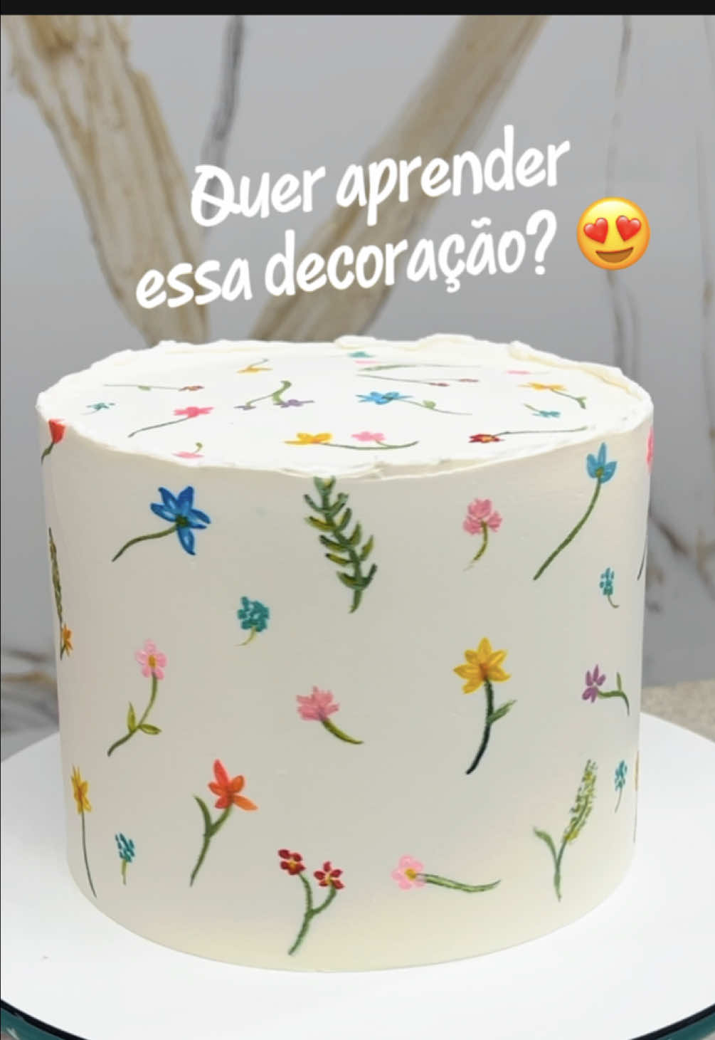Olha só que lindo essa decoração de flores minimalista meu amor! 😍🌷 Me conta aqui nos comentários, você gosta desse tipo de decoração? 💕