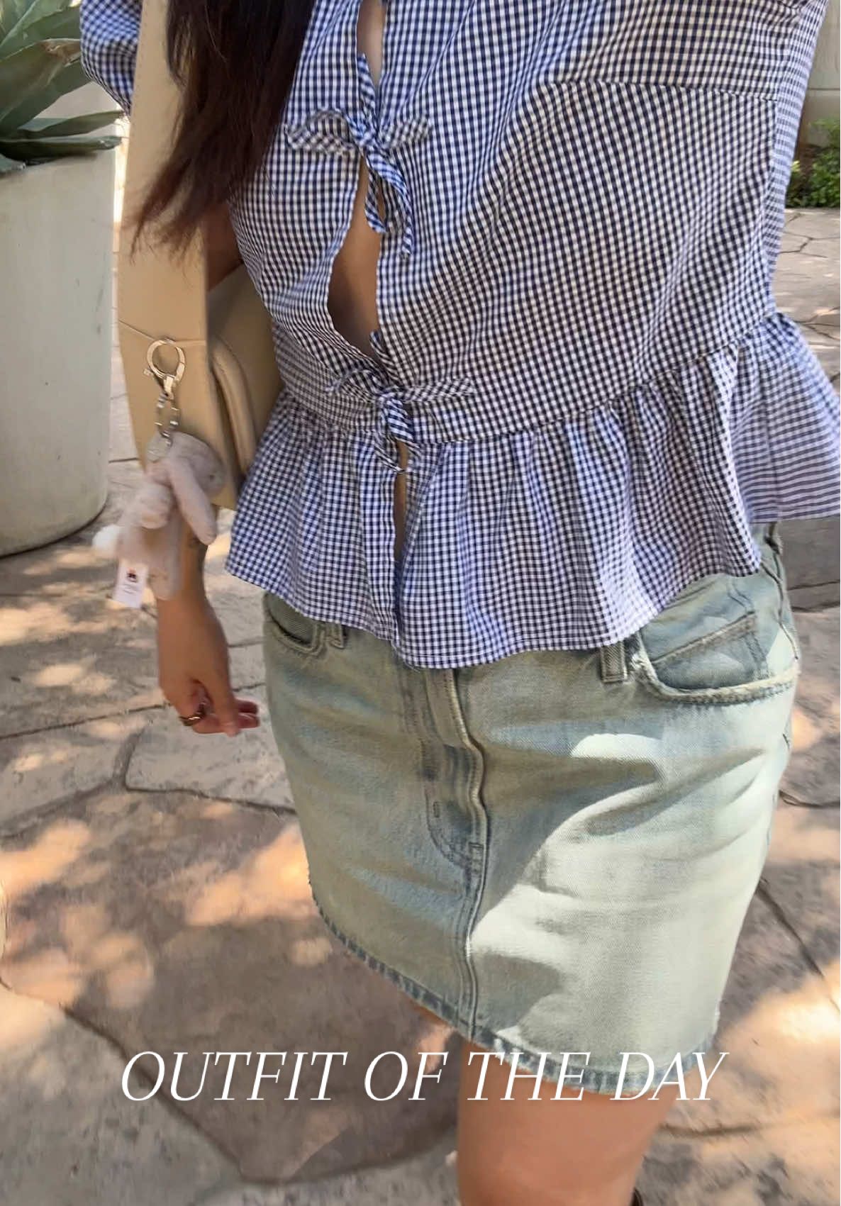 the clock said it’s summer time | ☀️  . . . #OOTD #oakandfort #summeroutfits #jellycat #gingham 