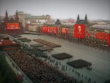 Grande desfile militar realizado pela antiga União Soviética em comemoração ao seu dia #urss #desfilemilitar #comemoração #aprendinotiktok 