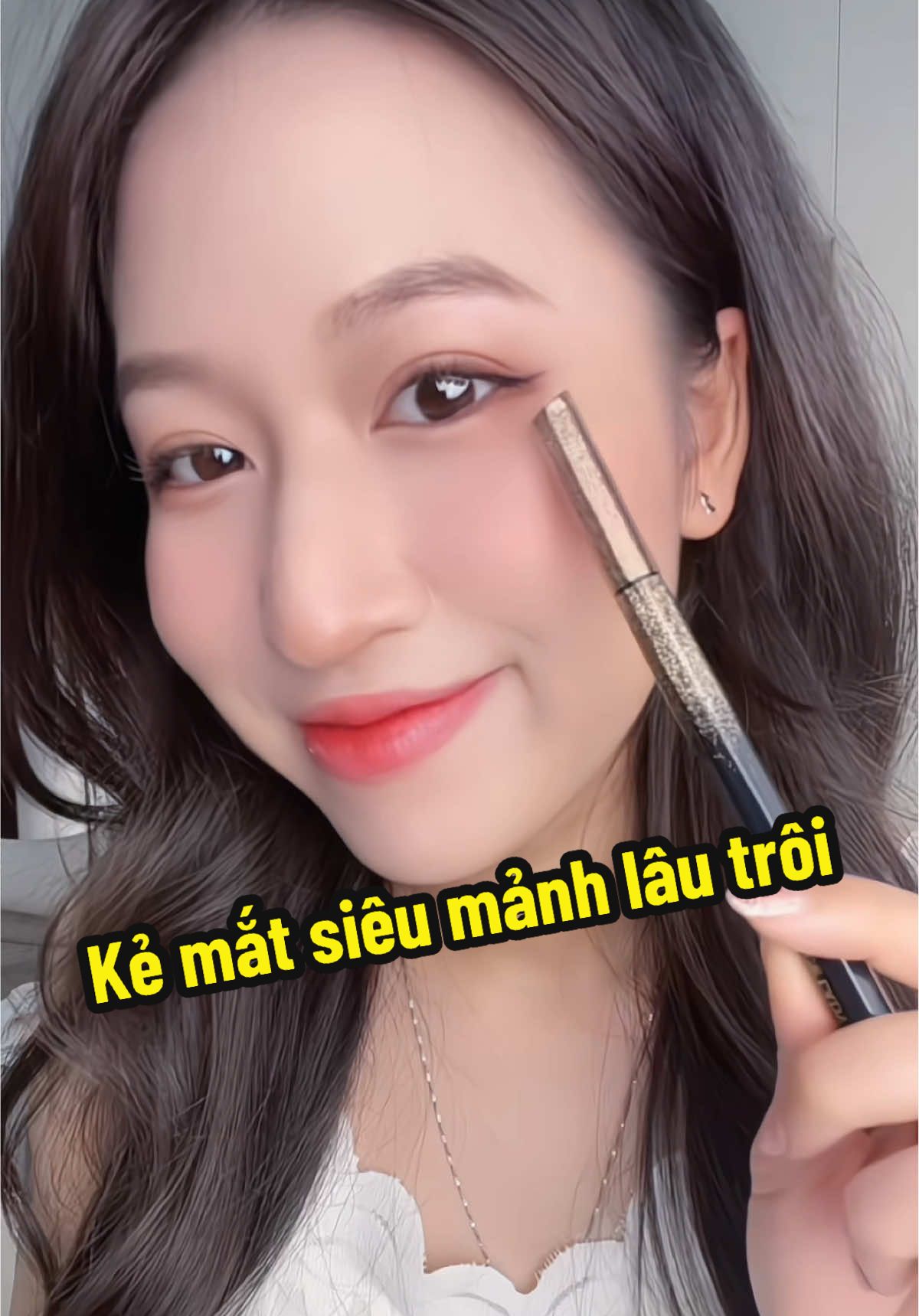 Kẻ mắt nước siêu mảnh lâu trôi 😍 #embunne #embunreview #trending #review #reviewmypham #Eyeliner #butkemat #kematnuoc #kematsieumanh #lematnuoclautroi 