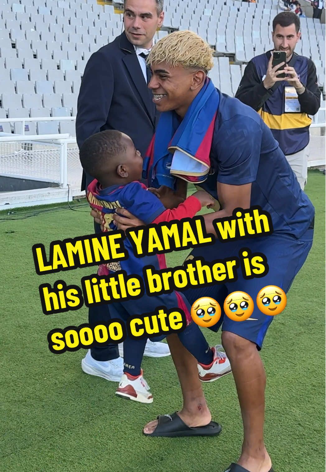 Sooooo cute!!! @Lamine Yamal with his little brother after winning his fourth #ElClasico this season 🥹🔵🔴 #lamineyamal #fcbarcelona #barçaontiktok #laliga #tiktokfootballacademy #footballtiktok #tiktokfootball 