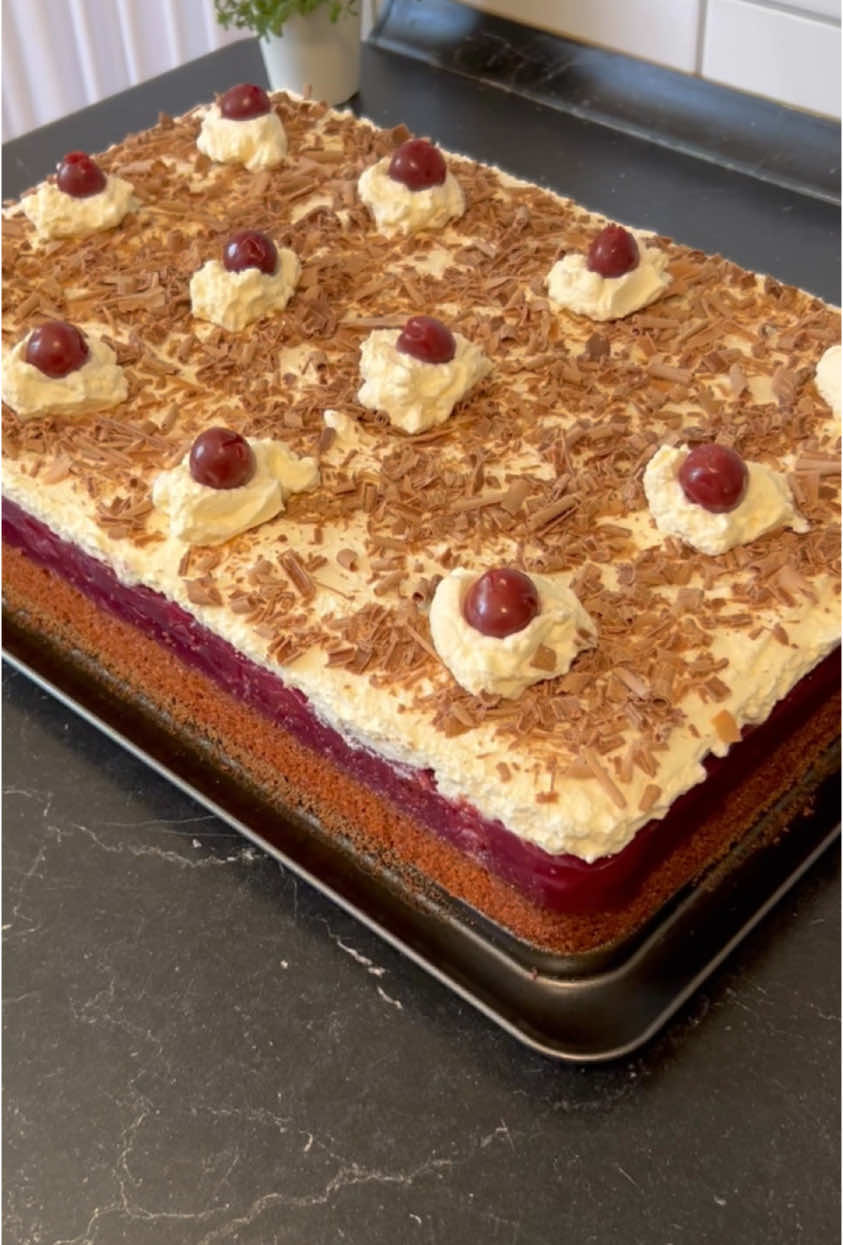 Schwarzwälder kirsche blechtorte Malzemeler: 4 Yumurta (M) 1 Su bardağı toz şeker 1 Vanilya şeker 1 Su bardağı yoğurt 1 Su bardağı sıvı yağ 8 Yemek kaşığı  bio kakao( normal kakao kullanacaksanız 2 yemek kaşığı yeterli olur) 1 Kabartma tozu 2 Su bardağı un(kakaonun markasından dolayı un miktarı değişe bilir.2.5 Su bardağı kadar yeterli olabilir tahminim.kontrollü ekleyin) Vişne sos için: 2 kavanoz hazır vişne hoşafı 4 Yemek kaşığı dolu dolu nişasta 2 Çay bardağı toz şeker 2 Vanilya Üzeri için: 3 kutu schlagsahne (krema) 3 Sahnesteif( krema sertleştirici) 250 Mascarpone Üzerine dekor: Rendelenmiş sütlü çikolata Hoşaftan ayırdığımız süzülmüş vişne taneleri Ayırdığımız iki kaşık  krema Karıştırma kabına yumurta şeker ve vanilya şekerini alıp krema kıvamında olana kadar çırpalım.yoğurt ve sıvı yağını ekleyip dikkatlice kısa çırpalım.kakao,kabartma tozunu ekleyelim karıştıralım.unu kontrollü ekleyip karıştıralım.yağlamış olduğumuz kalıba dökelim.heryerini eşit olacak şekilde yayalım.önceden ısıtılmış 180 derece fırında pişirelim.kurdan testi yapıp piştiğinden emin olduktan sonra fırından alıp soğumaya bırakalım.Vişne sos için.bir tencereye vişneleri boşaltalım.üzerine şeker.vanilya şeker ve nişastayı ekleyip güzelce karıştıralım.topak kalmadın.ocağa alıp kıvam alıp baloncuklar çıkınca ocaktan hemen alıp.kekin üzerine eşit şekilde yayalım.tamamen soğumaya bırakalım.sıcak olursa krema erir dikkat edin.kremayı ve krema sertleştiriciyi karıştıralım.mascarpone ile birleştirip dikkatlice karıştıralım.tamamen soğumuş vişneli sosun üzerine sürelim.üzerinin dekoru için ayırmayı unutmayalım.üzerine rendelemiş olduğumuz çikolatayı serpiştirelim.birer tatlı kaşığı kremadan üzerine tek tek bırakalım.onun üzerlerinede vişne tanelerini bırakalım.bir gece bekletip ertesi güne istediğiniz gibi servis yapabilirsiniz #pasta #kuchen #schwarzwälderkirschtorte #kirschtorte #kirazpastası #lezzetli  #torte #cake #cherrycake