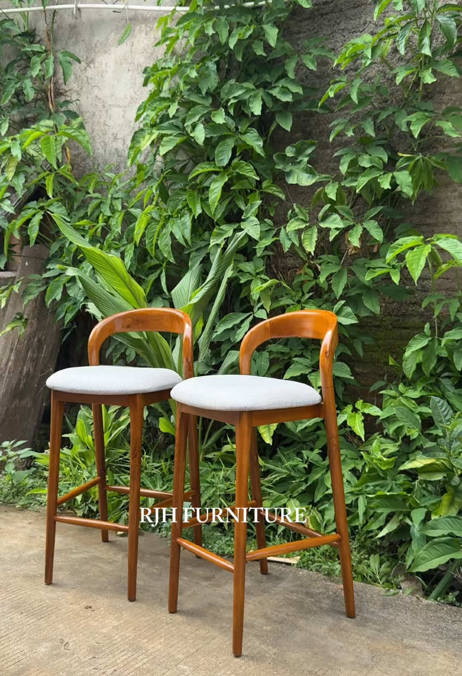 SET MEJA BAR  Material : Kayu jati  Foam : Daphnie Light Grey Top table : kayu Jumlah kursi : 2pcs Diameter  : 150x50 Finishing : Walnut glossy  #setmejabar  #kursibar #coffeetable #mejabarminimalis #furniturejepara 