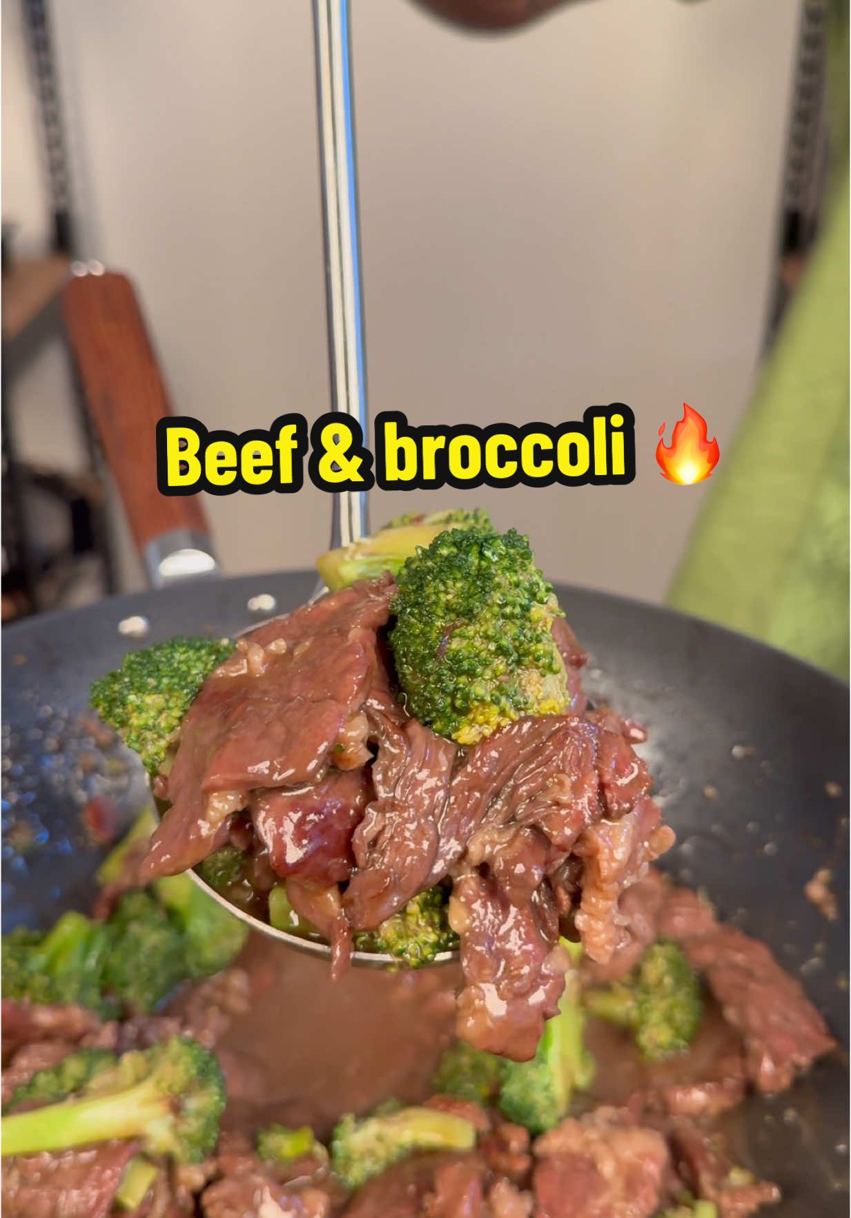 Beef & broccoli over rice recipe ⬇️ 2 1/2 lbs broccoli (precooked) 2 lbs beef chuck roast  Marinade 1 tbsp corn starch  1/4 tsp baking soda  2 tablespoons of oyster sauce  1 1/2 tsp soy sauce  1 tsp of sesame oil  4 cloves of garlic 1 1/2 tsp ginger  Sauce 1 1/2 cups of low sodium beef broth  1 tablespoon of soy sauce  1/2 tablespoon of oyster sauce 2 1/2 tablespoons of sugar #takeout #chinese #chinesefood #asianfood #wok #wokcooking #onepanmeal #healthyrecipes #cheaprecipes #mealprep #weeknightdinner #DinnerIdeas #cheapmeals #cheapeats  