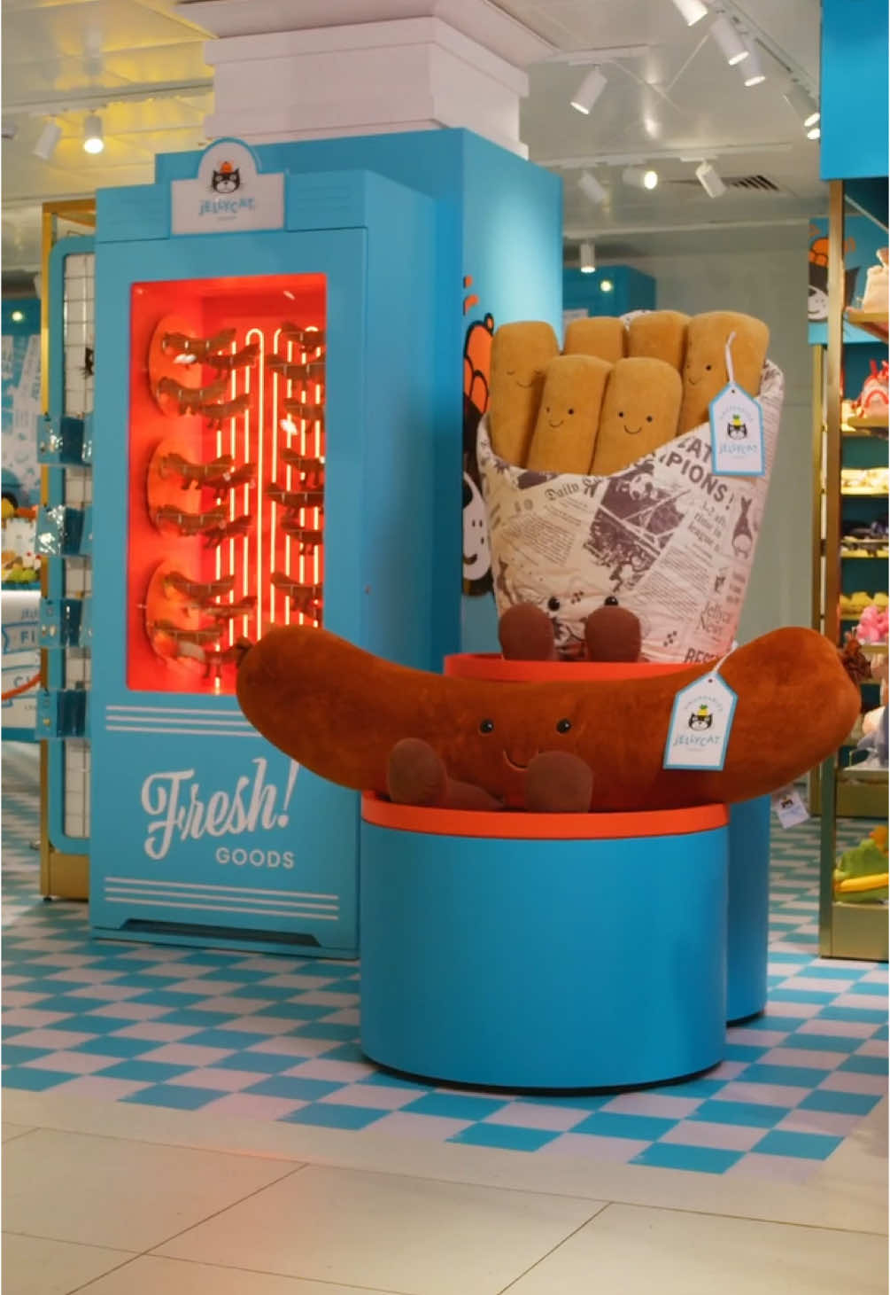 Fresh arrivals! The Fish & Chips experience at Selfridges London has 3 sizzling new additions on the menu 💙   Amuseables Sausage will be served to customers exclusively from the counter complete with nostalgic newspaper and gift bag, while Amuseables Michelle Mussel and Onnie Pickled Onion will join the line-up of favourites available to buy off-the-shelf.   What can we get you? 📍@Selfridges, London #jellycatfishandchips #jellycat #jellycatcollection 