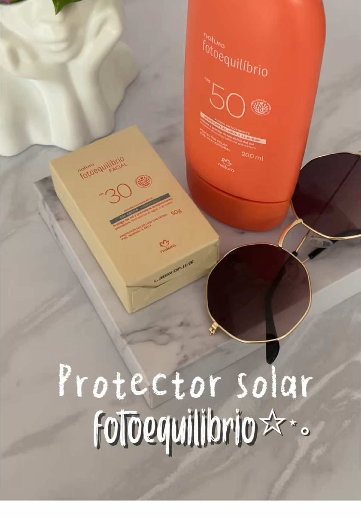 Dos elementos para tu cuidado de piel: facial y corporal. 🧴☀️  Protectores solares línea Fotoequilibrio de Natura. Veganos. Seguros con los corales.  Resistentes al sudor, agua salada, dulce y clorada. . . #natura #fotoequilibrio #protectorsolar #naturacolombia #BeautyReview #skincare 