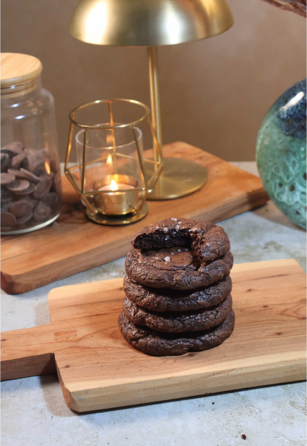 🍫 Fudgy Brownie Cookies  Shiny crackly tops + a gooey brownie center = your new favorite cookie 😍🍪 📍Recipe by @PreppyKitchen 📝 Ingredients (makes ~18 cookies) * 112g bittersweet chocolate, chopped * 56g unsalted butter * 100g granulated sugar * 110g light brown sugar (packed) * 2 large eggs (≈100g total, room temp) * 13g vanilla extract (1 tbsp) * 80g all-purpose flour * 25g unsweetened cocoa powder * 3g salt (½ tsp) * 2g baking powder (½ tsp) * 90g semisweet chocolate chips 👩‍🍳 Instructions 1. Melt the 112g chocolate and 56g butter together in the microwave or over a bain-marie. Stir until smooth. 2. Beat 100g granulated sugar, 110g brown sugar, and 2 eggs together for 4–5 minutes until thick and pale. Mix in 13g vanilla. 3. Add the melted chocolate mixture to the egg mixture and mix gently. 4. Sift and fold in: 80g flour, 25g cocoa powder, 3g salt, and 2g baking powder. Mix just until combined. 5. Stir in 90g chocolate chips. 6. Chill the dough for 30 minutes until firm enough to scoop. 7. Scoop 55–58g portions (for 10 large cookies) onto a parchment-lined tray. Bake at 175°C (350°F) for 10–12 minutes until the tops are crackled and edges set. 8. Cool 5 minutes on tray, then move to a wire rack. ✨ Tip: For super gooey centers, bake closer to 10 minutes and let finish setting as they cool. 📌 Full credit: PreppyKitchen.com  #browniecookies #fudgycookies #preppykitchen #homebaking #fyp #foru #fypp #marocaine🇲🇦 