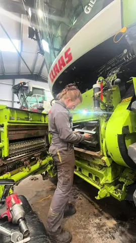 New set of knives  🔪 ✨  #hamblys #farmtok #agriculture #agriengineering #femaleagriculturalengineer #womaninag #serviceengineerlife #dealershiplife #femalemachaniclife #jaguar #jaguar990 #serviceengineer #claas #claasuk #fyp #harvest @Hamblys Ltd 