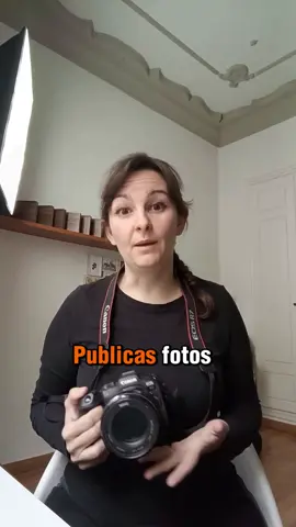 📲 Publicas sin parar. Inviertes tiempo, energía, creatividad… 🎞️ y aún así, no llegan las reservas. Y lo primero que piensas es: “Será que tengo que subir más contenido.” Pero no es eso. Estás haciendo lo mismo que hacen algunas agencias: llenarte de visibilidad sin estrategia. Mostrando tu trabajo a cualquiera, como si cualquiera fuera tu cliente ideal. ¿Te suena? Esa sensación de que solo te llegan curiosos. 🧐 Preguntan por precio. 😕 No entienden lo que haces. 👻 Y desaparecen. 🎯 El problema no es tu contenido. Es que lo estás enseñando a gente que no tiene interés real. Y eso agota. Porque no es que no estés haciendo nada… 💥 es que estás haciendo mucho sin ningún filtro. 💬 Comenta ESTRATEGIA si estás cansada de mostrar tu trabajo… y que lo vean los que nunca te van a contratar. #fotografosespaña #mentoriafotografos #clientesreales #mostrarteenredes #negociofotografico #visibilidadfotografo #copyparafotografos #publicacionessinresultados #bloqueocreativo #fotografoscreativos #ventasparafotografos #estrategiadigital #comunicacionreal #fotografiaprofesional #brandingfotografo #curiososnofirmas #fotografosenaccion #emprenderconcamara #publicidadinteligente