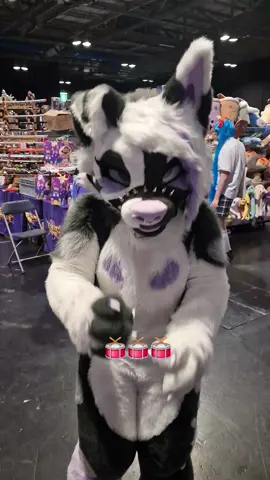 🥁🥁🥁 @❄️Aroura❄️  #baileystarpup #fursuit #furry #furrytiktok #Scottishfurry #furryfandom #ukfurry #kaijucon #comicconglasgow 