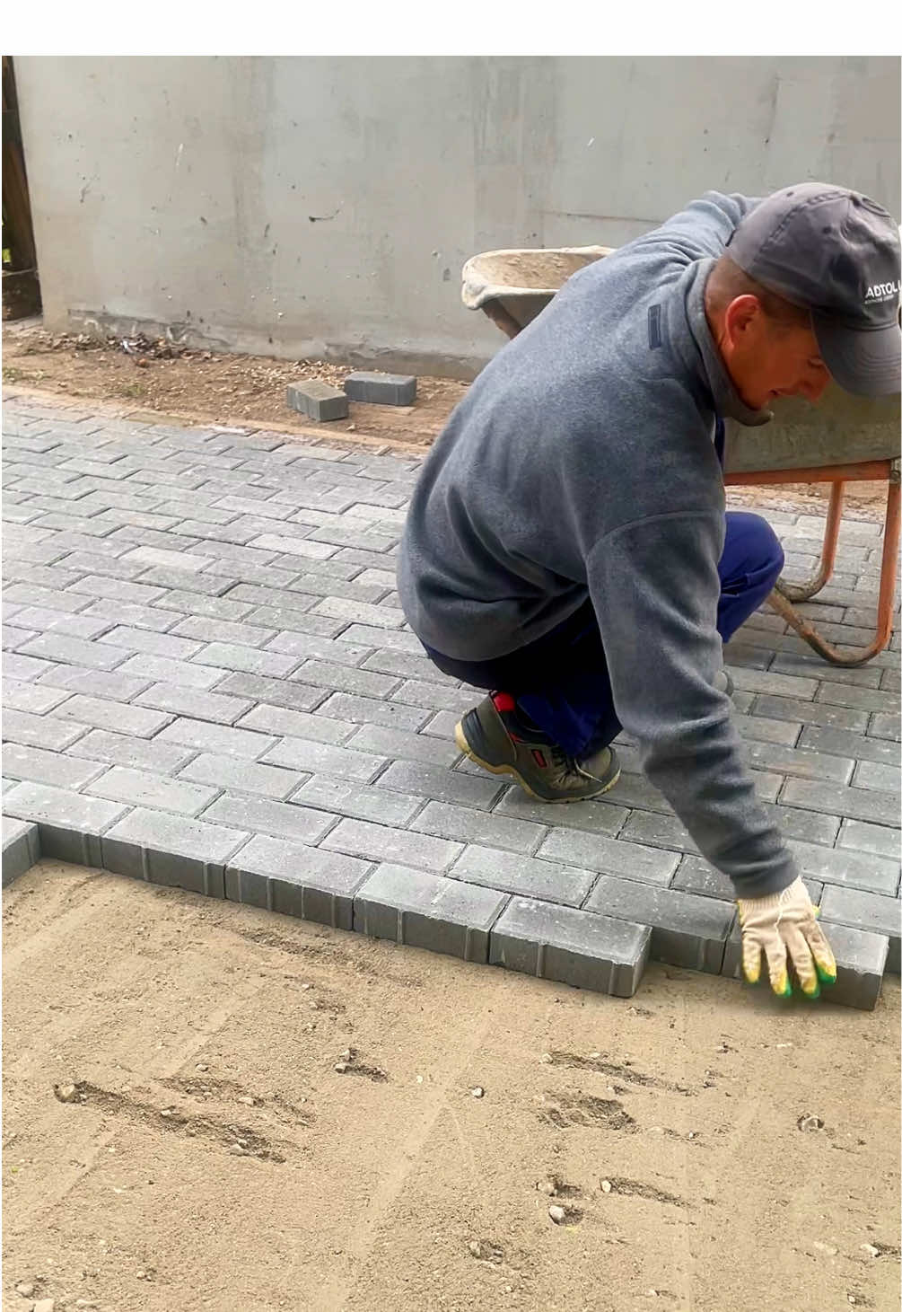 Paving like PRO 🤌 #project #workout #hardwork #garden #gardening #work 