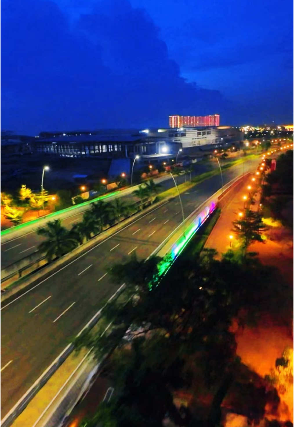 enjoy the night atmosphere at orange groves pik 2  📍 ORANGE GROVES PIK 2 #orangegrovespik2 #pik2 #pantaiindahkapuk #pik #jakarta #jakartapik2 #agungsedayugroup #jakartahits 