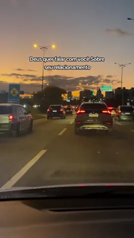Essa é a resposta de Deus sobre esse relacionamento. Deus mandou te dizer... Você pode não ver agora, mas existe um recomeço sendo alinhado por Deus nos bastidores. Você achou que era só sentimento, mas era propósito. Você pensou que era só coincidência, mas era plano. E mesmo com toda essa dor que você está sentindo agora, Deus continua no controle. Porque quando Ele une dois corações com propósito, nem o tempo, nem a distância, nem as lutas conseguem apagar o que Ele escreveu. Deus manda te dizer que esse relacionamento não nasceu para ser só um romance bonito, nasceu para cumprir um chamado. Foi Ele quem colocou esse amor no teu caminho. Foi Ele quem permitiu o encontro. E agora, Ele está tratando. Está limpando tudo o que tentou desviar vocês do centro da vontade dEle. Você pediu um relacionamento com propósito… Mas não imaginou que o propósito primeiro seria transformar vocês por dentro. Deus está trabalhando no caráter, nos traumas, nas inseguranças. Está quebrando os ciclos do passado, curando feridas antigas, reconstruindo os dois do jeito certo… para depois unir como Ele sempre sonhou. Esse distanciamento não é rejeição. É preparação. É Deus separando por um tempo, para depois unir com raiz profunda. Porque Ele não quer apenas que vocês voltem, Ele quer que voltem prontos. Prontos para construir algo que o céu tenha prazer em abençoar. Algo que glorifique o nome dEle. Você achou que era amor que acabou, mas era propósito sendo alinhado. E o que vem de Deus, volta melhor. Volta maduro. Volta com paz. Deus não une por emoção, Ele une por missão. Ele está dizendo: “Se você soubesse o que estou fazendo nos bastidores, estaria sorrindo agora.” Tem orações sendo respondidas sem você perceber. Tem corações sendo quebrantados quando você acha que nada está acontecendo. Tem promessas sendo alinhadas no céu para descer no tempo certo. Não desista. Não se precipite. O tempo de espera vai virar testemunho. O que parecia perdido vai voltar cheio da presença. E você vai entender: era por isso que teve que doer, teve que parar, teve que esperar. Porque Deus não queria só um relacionamento… Ele queria um casal com propósito. Você vai viver isso. Vai amar de novo, mas de um jeito mais profundo. Vai se sentir inteiro. Vai olhar e dizer: “Agora sim… isso tem cheiro de céu.” Porque quando é propósito, não acaba. Quando é de Deus, Ele mesmo guarda. E quando tudo parece perdido, Ele mesmo entra e restaura. Confia. O que Deus está unindo não será mais por necessidade, mas por destino. E o que Ele tem para vocês dois… é maior do que qualquer separação temporária. Se você recebe essa palavra, comente 'Eu recebo' e deixa Deus agir na sua vida, Deus te abençoe. #cristaonotiktok #relacionamento 