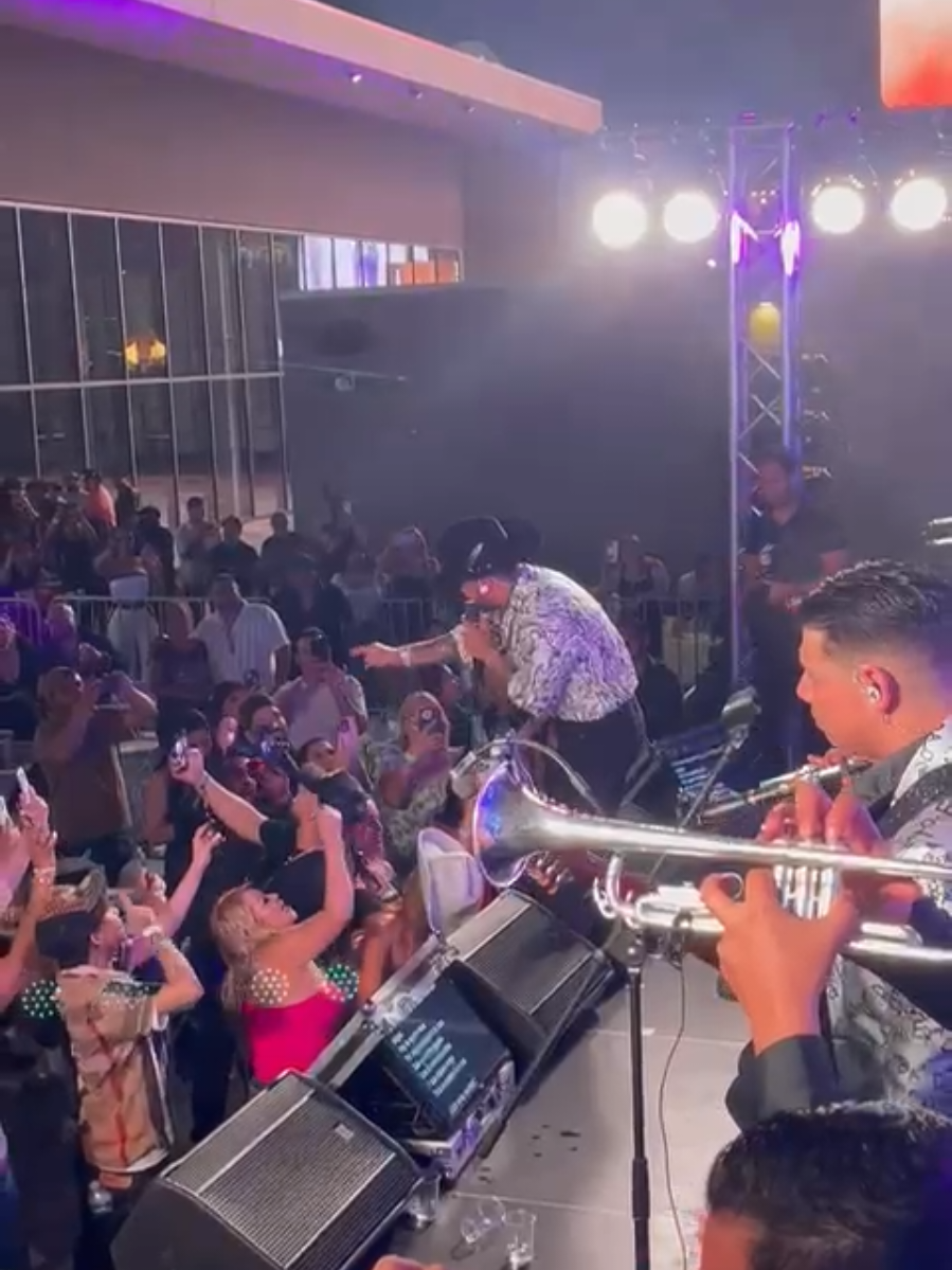 QUE ONDA PERDIDA‼️🎤🎶 @Gerardo Coronel “El Jerry”  @RB Music Oficial  GERARDO CORONEL hizo historia🔥Siendo de los primeros en reventar este nuevo lugar en Las Vegas. El ambiente estuvo pasado de lanza, pura lumbre arriba del escenario y abajo🕺💃Este concierto no fue cualquier cosa, fue el comienzo de algo grande pa' la música regional en la ciudad del pecado🎉 Las Vegas ya no será la misma después de esto💯 LA ULTIMA Y NOS VAMOS 2025🍻 📍3747 S Las Vegas Blvd, Las Vegas, NV 89109 BLVD LAS VEGAS , THE OVERLOOK ROOFTOP✨️ #Concert #VegasEvents #VegasConcerts #rooftop #newvenue #nightlife #sincity #laultimaynosvams #somoslafokinvibra #nuevo #blvd #theoverlook #explorepage #explore #parati #foryoupageシ#fypppppppppppppppppppppppppppppppppppppppppppppppppppppppppppppppppppp #foryoupage #news #baile #lasvegasstrip #regionalmexicano #musicalatina #rbmusic 