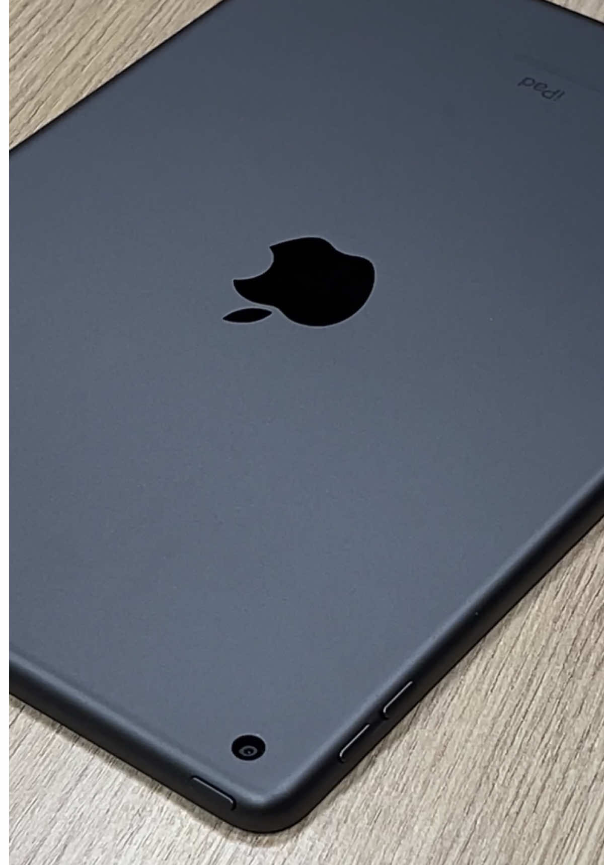 iPad 9ª geração – e aqui vão os motivos pra você garantir o seu: ✔️ Tela de 10,9“ – perfeita pra estudar, assistir, desenhar ou trabalhar ✔️ Desempenho rápido com o chip A14 – fluidez em tudo que você faz ✔️ Bateria duradoura – acompanha o seu ritmo o dia inteiro ✔️ Compatível com Apple Pencil 1ª geração e teclado – ideal pra quem quer produtividade ✔️ Leve, prático e poderoso – cabe na mochila e é perfeito para quem ama praticidade! Se você sempre quis um iPad, essa é a hora! Aqui na VAST Shop você garante o seu importado com o melhor preço do mercado e entrega rápida. #iPadUnboxing #VASTShop #Importados #AppleOriginal #iPad64GB #ProdutosImportados #iPad9geracao 