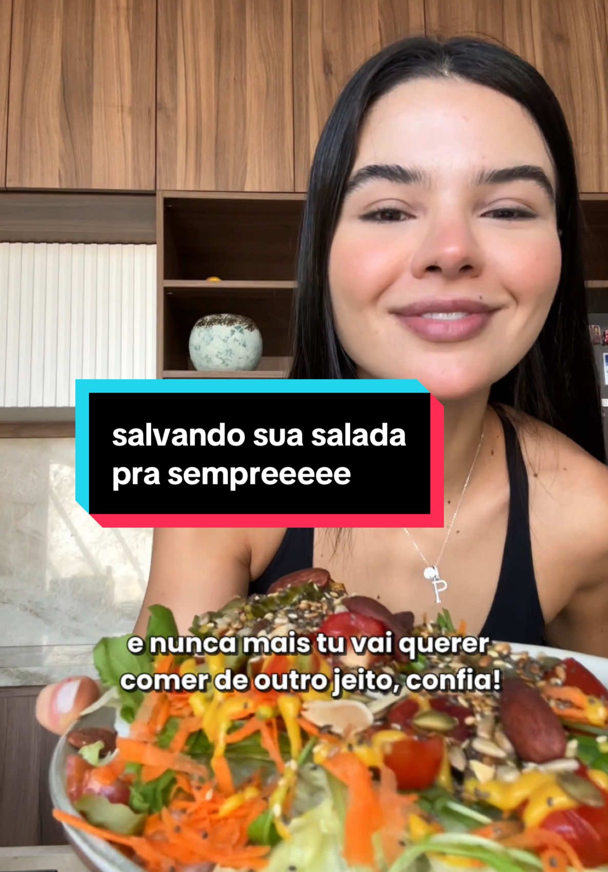 sua salada nunca mais será a mesma🤌🏻 ✨discípulas que já fazem nosso MIX DE SEMENTES E FIBRAS favorito, confirmem nos comentários e vamos convencer + amigassss 😍👇🏻  ✅ intestino regulado, saciadona, beliscos controlados e saudável né? gostosas fazem assim! 🤯 quem nunca fez, está fixado no perfil, já aviso:  caminho sem volta, me conta depois ? 🤝🏻 👇🏻PARA A SALADONA: 💚 alface americana ou a que vc preferir, rúcula e agrião ou as folhas q vc gostar, vegetais coloridos são livres, capriche  ❤️tomate, cenoura, beterraba, pepino, nabo … 🧡conservas (só passa uma água pra reduzir o sódio): palmito, picles, alcaparra, cogumelos, azeitona… pode colocar sim! 💛molhos de BAIXA caloria vão dar um gostinho e te ajudar a consumir mais, ex: MOSTARDA em 1 colher de sopa tem 12 calorias ou nada - às vezes hehe (veja o rótulo e lista), procure listas limpas mas não precisa se apegar muito, é industrializado  sim e vamos usar moderado… não afeta nossa saúde dessa forma, fica em paz!  🚨NÃO REGAR SALADA COM AZEITE, apesar de ser MARAVILHOSO é muito calórico, é GORDURA, 1 colher de sopa da pra comer 1 pão!  🤏🏻 use temperos naturais que goste, sal, pimenta do reino, balsâmico, salsinha, alho e cebola desidratada, páprica… tu que manda irmã! 💫 PARA DURAR MT MT: —alface: lave bem e armazene DENTRO DA ÁGUA na geladeira, ou se preferir secar as folhas e colocar papel toalha no meio tb funciona —rúcula, agrião e outras folhas faça isso! —tomate e cenoura (inteira pra ralar na hora) podem ficar imersos na água tb —🥕 eu já deixo ralado, dura média 5 dias  —enfim várias coisas só fazer na hora, é mt rápido tb, deixa de preguiça e desculpa saf4da  🌈MONTA: agora tu taca tudo ai no prato, bota semente, bota molho e tempero e S00000KA vegetal nesse prato! Pronto ✅ 🤌🏻E AGORA? compartilha a dica né fia, salve mais amigas! ❤️🫶🏻