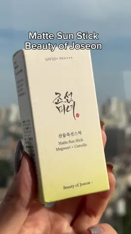 ¿Piel grasa + sol? Esto es lo que necesitas 👇 El Matte Sun Stick de Beauty of Joseon es mi solución para reaplicar bloqueador sin arruinar el maquillaje 😍 SPF 50+ y acabado mate, ¡sin brillo ni grasita! 🖤 #skincareperu #kbeautylover #beautyofjoseon #proteccionsolar #pielsinbrillo #bloqueadorsolar #kbeautyroutine #seorabeauty #fyp #tiktokperu 