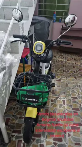 PRECIO: 1'800.000 (negociables) Marca: Evobike Referencia: VMPS5 Autonomia: 35km por carga Velocidad máxima: 40km/h Batería: De litio y extraible Tiempo de uso: 8 meses Adicionales: Impermeable de la marca que protege la bici y al conductor Color: Amarillo, verde y blanco Luces: Altas y bajas Direccionales: NA Potencia: 350 w Soporte de peso: 100kg Peso: 34,05kg Tiempo de carga: 7horas y media Tipo de llanta: 2.75-10 Pedales: Sí Velocidades: 2 Soportes: Lateral y central Llaves: 2 con llavero incluido  Suspensión: Sí #greenscreen #LiveOutlandish  #bicielectrica #eléctrica #bicicleta #cicla #vendobicicleta #vendo #vendobogota #colombia🇨🇴 #bogota #fyp #parati #colombiana #bogotana #ojosverdes💚 