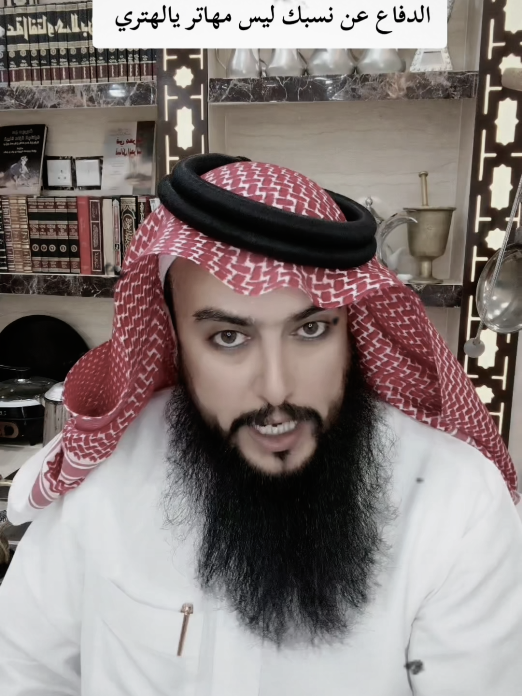 نــــجـد جفتنـا وكـل دار لنـا دار ماهي معافة مير جوع ومداهير مابين مسنـادن ومابيـن محـدار يا مـا قطعنـا بدربنـا مـن مشاويـر وياما تعلينا علـى قـب الامهـار وعيـرات الانضـى كنهـن السنانـيـر قطاعننـا ترعـى زماليـق نـوار لي مـا غـدا فـوق الاباهـر قناطيـر نعتاض عن دارن عليها الدهرجار ديـد العسـل فيهـا تعيـش المفاقيـر مثل المسوح الي ترزم على حـوار دارن مريـة بالشتـاء تسمـن الضيـر دار بها بالقيـض غـدران وانهـار والتمـن المجـروش ملـي الجواخيـر #البحرين #الكويت #قطر #ليبيا #السعودية #تركيا #سوريا #العراق #ذي_قار #بكر #تغلب #عنزة_الوائلية #وائل_بن_قاسط #عرعر 